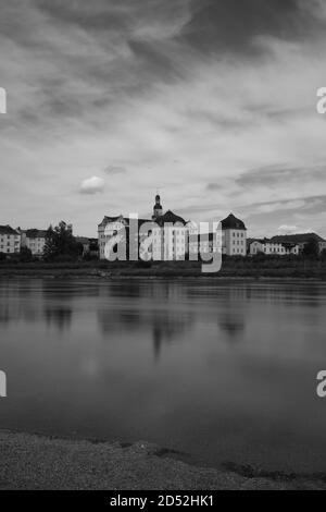 Elbe mit Rückbau von Schloss Coswig Stockfoto