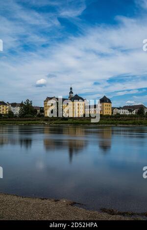 Elbe mit Rückbau von Schloss Coswig Stockfoto