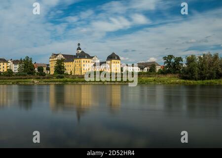 Elbe mit Rückbau von Schloss Coswig Stockfoto