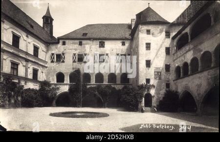 Stans Tirol, der Innenhof von Schloss Tratzberg mit Brunnen - weltweite Nutzung Stockfoto