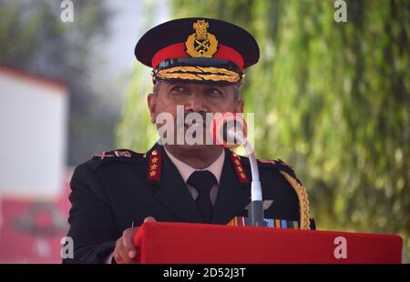 LT Gen. BS RAJU, der General Officer Commanding (GOC) von Srinagar-basierten Chinar (15) Corps in der Teilnahme an der Passing-out-Parade als 301 neue Rekruten wurden in der Armee Jammu und Kaschmir Light Infantry (JAKLI) Regiment bei einer Passing-Parade hier aufgenommen. Die glitzernde Passierparade fand im JAKLI-Regimentszentrum in Rangreth am Rande der Sommerhauptstadt Srinagar inmitten einer Wiedergabe des Liedes Balidanam Veer Lakshnam statt. Indien. Stockfoto