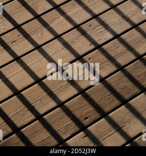 Diagonale Schatten auf Holzplanken, Hintergrund Stockfoto