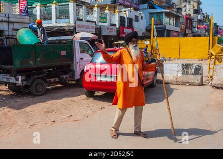 NEU-DELHI, INDIEN - 06. OKTOBER 2019: Akali Nihang Sikh Warrior in der Nähe des Gurudwara Sis Ganj Sahib ist einer der neun historischen Gurdwaras in Neu-Delhi Stockfoto