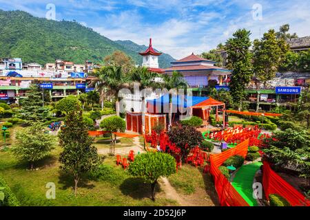 Mandi, INDIEN - 05. OKTOBER 2019: Uhrturm im Versunkenen öffentlichen Garten in Mandi, Bundesstaat Himachal Pradesh in Indien Stockfoto