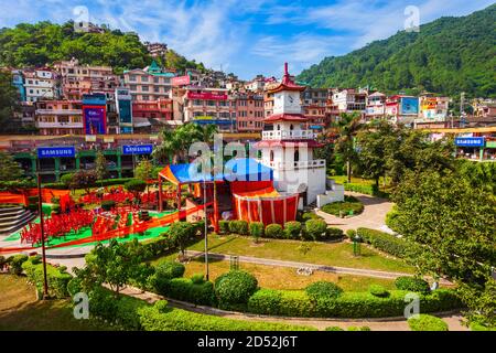 Mandi, INDIEN - 05. OKTOBER 2019: Uhrturm im Versunkenen öffentlichen Garten in Mandi, Bundesstaat Himachal Pradesh in Indien Stockfoto