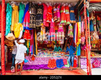 Delhi, INDIEN - 20. SEPTEMBER 2019: Kleines Geschäft mit indianischen bunten Kleidern in Delhi Stockfoto