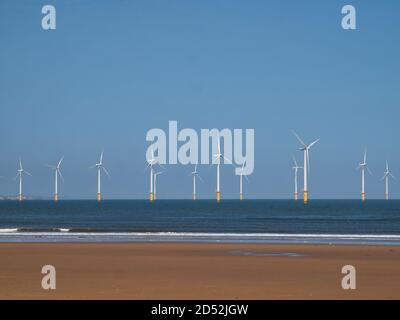 Windturbinen des Offshore-Windparks Redcar / Teeside, an der Nordostküste Englands in Großbritannien - aufgenommen an einem sonnigen Tag mit blauem Himmel Stockfoto