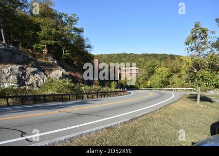 Malerische Aussicht auf kurvenreiche Straße und felsige Hügel von Manitou Mountain Lookout Point -02 Stockfoto