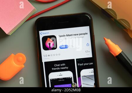 New York, USA - 29. September 2020: Fackel trifft neue Menschen mobile App-Logo auf Handy-Bildschirm Nahaufnahme, illustrative Editorial Stockfoto