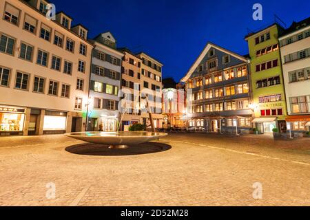 Zürich, Schweiz - 08 Juli, 2019: Bunte Häuser am Munsterhof Hauptplatz im Zentrum der Stadt Zürich in der Schweiz Stockfoto