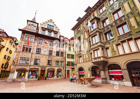 LUZERN, SCHWEIZ - 11. JULI 2019: Der Hirschenplatz ist ein Hauptplatz in Luzern. Luzern oder Luzern ist eine Stadt in der Zentralschweiz. Stockfoto