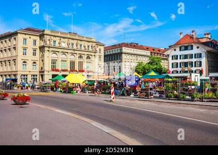 BERN, SCHWEIZ - Juli 13, 2019: Lokale Bauern Markt in der Nähe des Kantonalbankgebaude Bank Gebäude auf dem Bundesplatz in Bern Stadt in Switzerlan Stockfoto