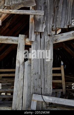 Verlassene Hausdach und Dachboden beschädigt Stockfoto