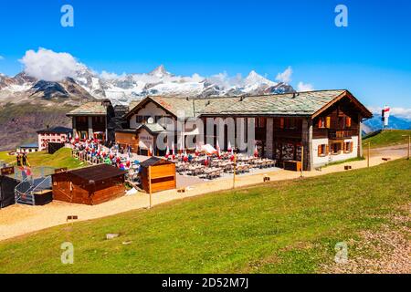 ZERMATT, SCHWEIZ - 16. JULI 2019: Seilbahnstation und Straßencafé in der Nähe von Zermatt im Kanton Wallis Stockfoto