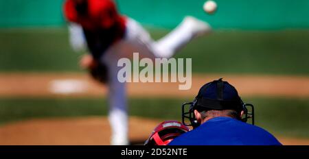 Baseball-Spieler tragen einheitliche werfenden baseball Stockfoto