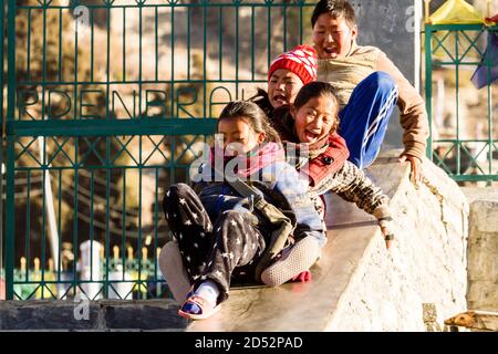 Bhakra, Nepal - 11. November 2015: Vier nepalesische Kinder spielen auf der Dorfstraße Stockfoto