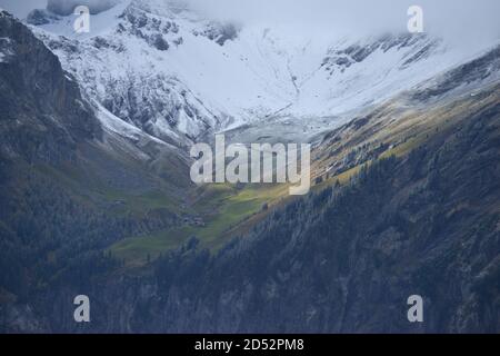 Blick auf Kandersteg und zunächst auf dem Weg zum Oeschinensee ein traumhafter Blick mit einem Gefühl von Freiheit in den schweizer alpen im Kanton Bern Stockfoto