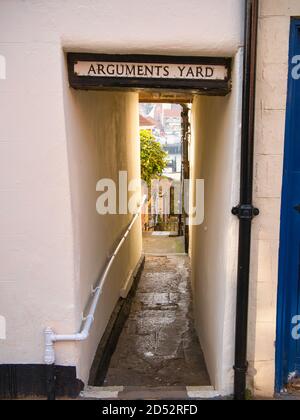 Der Eingang zu Arguments Yard in Church Street, Whitby, Großbritannien - es wird angenommen, dass Argument ist eigentlich eine Anglizisierung des flämischen Namens Argomont. Stockfoto