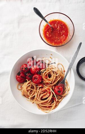 Spaghetti mit Tomatensauce und gerösteten Kirschtomaten. Stockfoto
