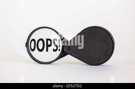 Lupe mit Text "oops" auf schönen weißen Hintergrund. Geschäftskonzept, Kopierbereich. Stockfoto