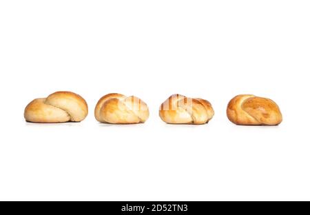 Vier Hefebrote in einer Reihe angeordnet. Mehrfach gebackene geflochtene Hefeknoten Rolle mit Ei waschen. Traditionelles Schweizer Butterbrot namens Zopf oder Challah Stockfoto