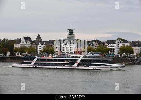 Köln, Deutschland, 2020. Flusskreuzfahrtschiff an der Kölner Altstadt am Rhein vorbei Stockfoto