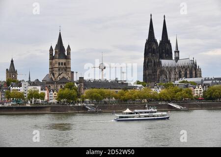 Köln, Deutschland, 2020. Die alten Stadthäuser mit dem Dom in der Ferne Köln Stockfoto