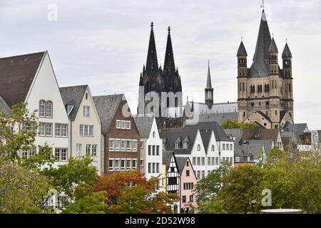 Köln, Deutschland, 2020. Die alten Stadthäuser mit dem Dom in der Ferne Köln Stockfoto