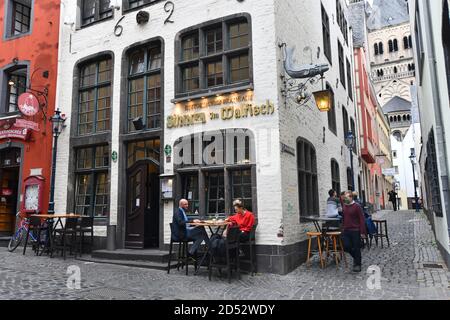 Köln, Deutschland, 2020. Die Altstadt von Köln Trinker sitzen vor Pubs und Bars Stockfoto