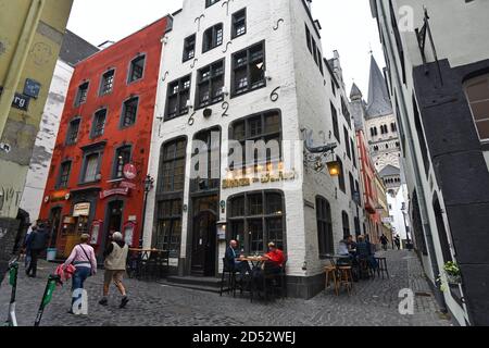 Köln, Deutschland, 2020. Die Altstadt von Köln Trinker sitzen vor Pubs und Bars Stockfoto