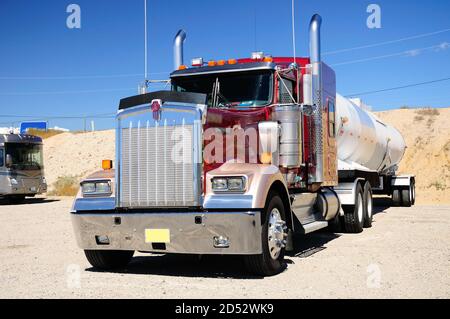 Großer amerikanischer LKW auf dem Parkplatz. Nevada. USA. Stockfoto