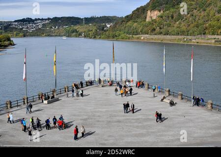 Menschen Touristen in Koblenz das Deutsche Eck, wo Rhein und Mosel aufeinandertreffen. Stockfoto