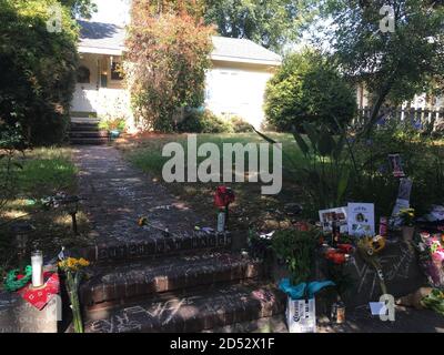 Pasadena, Ca. Oktober 2020. Van Halen Fans erinnern sich an den legendären Gitarristen Edward 'Eddie' Van Halen in seinem Elternhaus und auf seinem Stampfgelände in Pasadena, CA. Edward Van Halen starb am 10/6/20. 11. Oktober 2020. Kredit: Kevin Estrada/Media Punch/Alamy Live Nachrichten Stockfoto