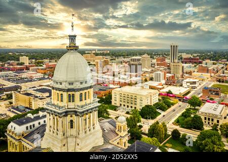 Illinois State Capitol und Springfield Skyline bei Sonnenuntergang. Stockfoto