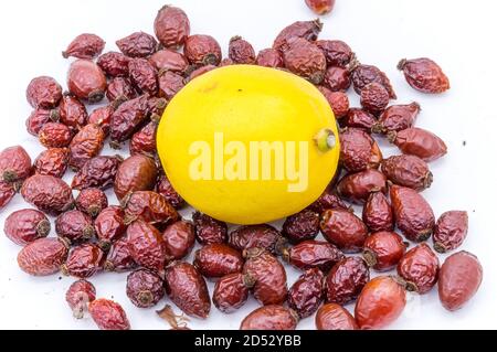 Getrocknete Hagebutte und Zitrone, Vitamin C in Zitrone und Hagebutte, gelbe Zitrone und Hagebutte Stockfoto