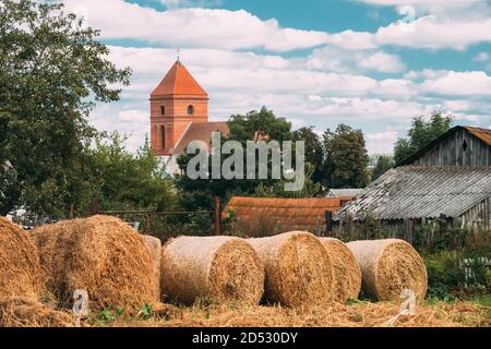 Mir, Weißrussland. Herbst Hay Ballen Und Saint Nicolas Römisch-Katholische Kirche Auf Dem Hintergrund. Mir, Weißrussland. Kulturdenkmal Und Berühmtes Wahrzeichen Stockfoto