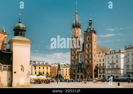 Krakau, Polen. Tuchhalle und St. Mary's Basilica. Berühmte Alte Landmark Kirche Unserer Lieben Frau In Den Himmel Angenommen. Kirche der Heiligen Maria. UNESCO Stockfoto