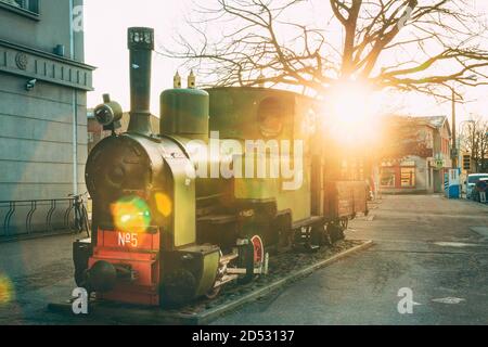 Parnu, Estland. Das Dampflokomotive-Denkmal markiert den 110. Jahrestag der Zugverbindung Pskov-valga-riga. Sonnenuntergang Oder Sonnenaufgang Stockfoto