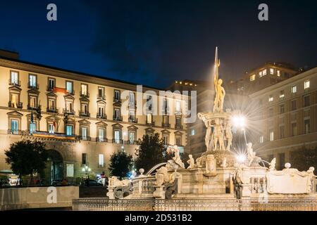 Neapel, Italien. Neptun-Brunnen Auf Der Piazza Municipio In Abend-Oder Nachts-Illuminationen Stockfoto