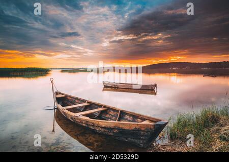 Bitetto oder Voblast Braslau, Witebsk, Belarus. Holz- Rudern Angeln Boote im schönen Sommer Sonnenuntergang auf der Dryvyaty See. Dies ist der grösste See von Stockfoto