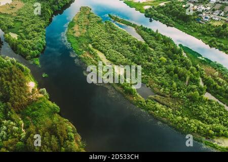 Weißrussland. Luftaufnahme Des Grünen Waldes, Der Kleinen Inseln Und Der Flusslandschaft. Top Blick Auf Die Europäische Natur Von High Attitude Im Sommer. Vogelperspektive Stockfoto