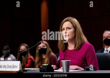 Washington, Usa. Oktober 2020. Richterin Amy Coney Barrett, Nominierte am Obersten Gerichtshof, hält ihre Eröffnungsrede während ihrer Bestätigungsverhandlung vor dem Justizausschuss des Senats auf dem Capitol Hill in Washington, DC, Montag, 12. Oktober 2020. Die Anhörungen werden voraussichtlich vier Tage dauern. Sofern bestätigt, wird Barrett die im letzten Monat verstorbene Justizministerin Ruth Bader Ginsburg ersetzen. Pool Foto von Erin Schaff/UPI Kredit: UPI/Alamy Live News Stockfoto