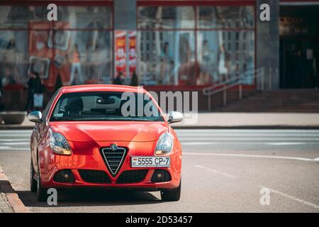 Rotes Alfa Romeo Giulietta Auto In Der City Street. Stockfoto