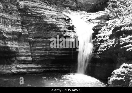 Graustufenaufnahme eines kleinen Wasserfalls in Lastiver, Armenien Stockfoto