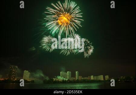 Feuerwerk in Butowo Yuzhnoye Bezirk (Südliche butowo). Moskau. Russland. Stockfoto