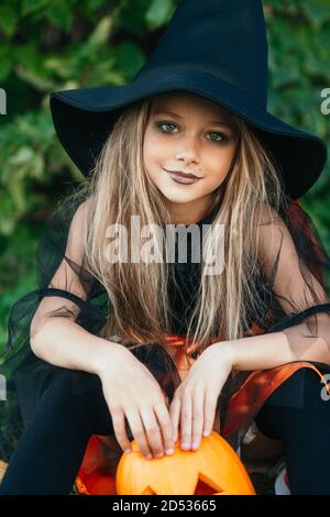 Nahaufnahme Porträt des kleinen Mädchens im Hexen Halloween Kostüm im Freien Stockfoto