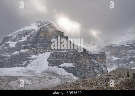 Lefroy Mountain Peak in Plain of Six Glaciers oberhalb von Lake Louise im Banff National Park, Alberta, Kanada Stockfoto