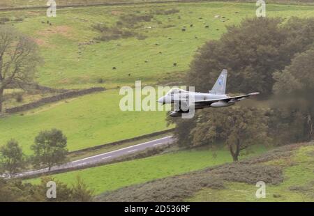 RAF Typhoon ZK324 von RAF Lossiemouth fliegend in niedriger Flughöhe Thirlmere im Lake District Stockfoto