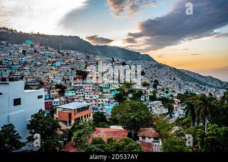 Bunte Häuser, Slum Jalousie, Petionville, Port-au-Prince, Ouest, Haiti Stockfoto