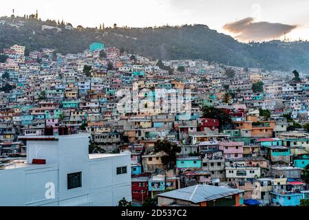 Bunte Häuser, Slum Jalousie, Petionville, Port-au-Prince, Ouest, Haiti Stockfoto